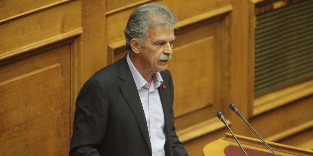 Καταχειροκροτήθηκε από τους ΣΥΡΙΖαίους ο Δανέλλης: «Δίνω ψήφο εμπιστοσύνης στην κυβέρνηση, δεν προσχωρώ στο ΣΥΡΙΖΑ»